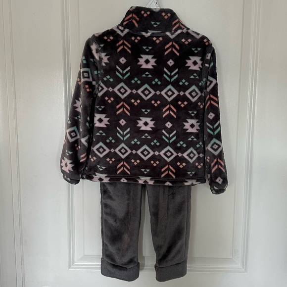 New 3T faux fur top and pant fall/winter set - Picture 2 of 11